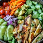 Bunte Salat Bowl mit Avocado, Hähnchen und Knoblauchdressing