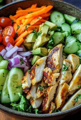 Bunte Salat Bowl mit Avocado, Hähnchen und Knoblauchdressing