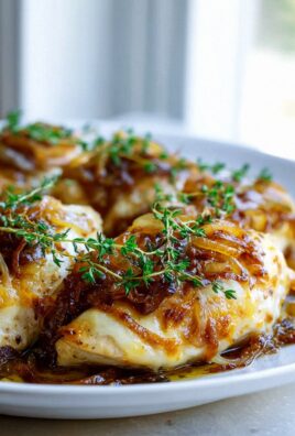 Französische Zwiebel-Hähnchenpfanne mit geschmolzenem Gruyère