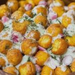 Gnocchi Salat knusprig mit frischem Gemüse zubereiten