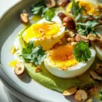 Hartgekochte Eier mit Avocado & Nüssen: Dein Power-Frühstück!