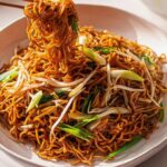 Köstliches Cantonese Chow Mein mit Rindfleisch und Gemüse