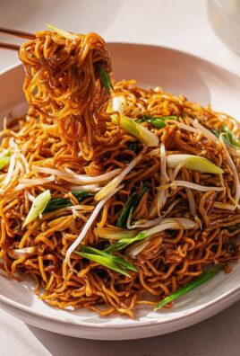 Köstliches Cantonese Chow Mein mit Rindfleisch und Gemüse