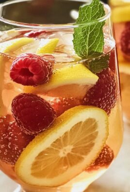 Limoncello Rosen Sangria für erfrischende Sommerabende