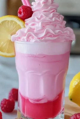 Schaumige rosa Limonade für heiße Sommertage