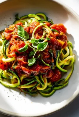 Zucchini Nudeln mit Tomaten-Basilikum Sauce – Gesund & Lecker!